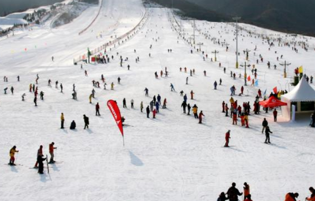 滑雪場建設(shè)時里面的雪怎么出來？